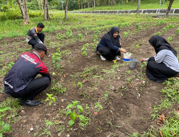 Peserta Magang dan Petugas Kolaborasi Dukung Program Pangan di Lapas Besi